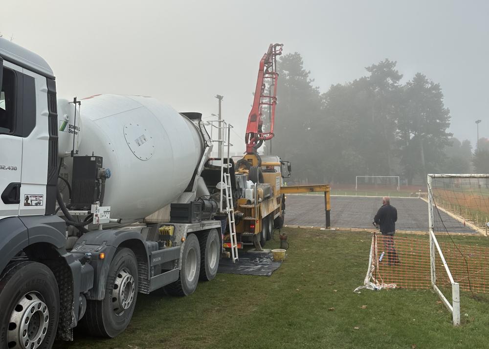 chantier de stade de foot synthétique